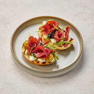 Брускетта с утиной грудкой