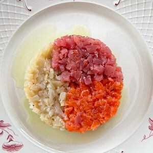 Тартар из лосося, гребешка и тунца с гуакамоле