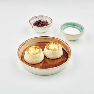 Сырники со сметаной и вареньем