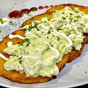 Драники с курицей в чесночном соусе 