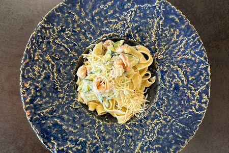 Тальятелле с креветками и цукини в сливочном соусе