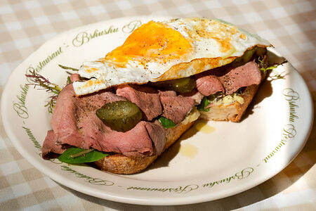 Сэндвич с ростбифом и жареным яйцом