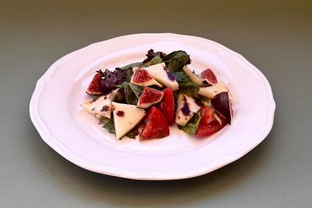 Салат с инжиром и сыром халуми на гриле 