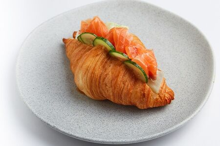 Круассан с лососем