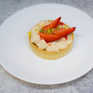 Тарт с клубникой, крем-брюле и карамелью