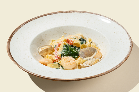 Феттучини с креветками и мидиями