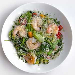 Салат с креветками и пармезаном