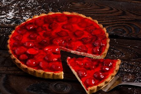 Кростата большая с клубникой