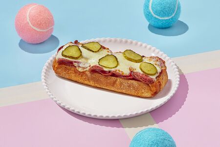 Брускетта с колбасками и огурчиками