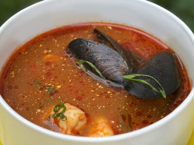 Том ям с креветками и мидиями