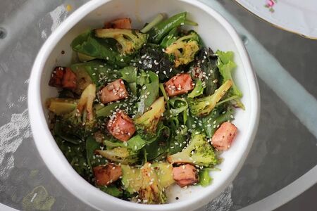 Салат с авокадо, киноа, брокколи и лососем 