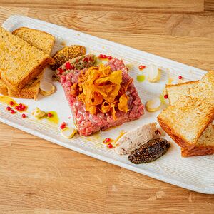 Тартар из бычка с авторской заправкой