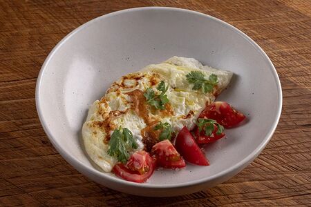 Белковый омлет с томатами и козьим сыром