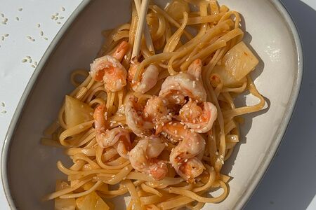 Удон с Креветками и Ананасами в соусе сладкий Чили