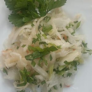 Салат из квашеной капусты по-домашнему