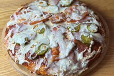 Пицца с говяжьими колбасками 