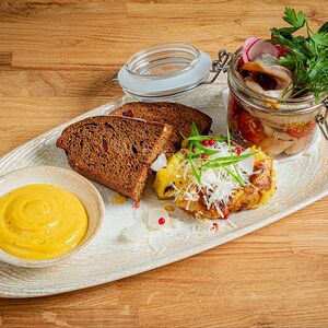 Скумбрия маринованная с мятым картофелем