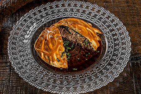 Кулебяка с томленым гусем и черными лисичками 