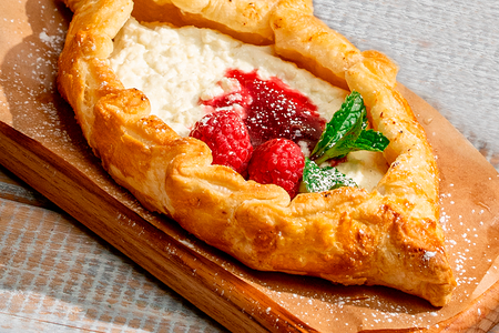 Ватрушка с творогом и малиной