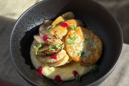 Сырники с александрийским кремом, малиновым сорбе и запеченным бананом