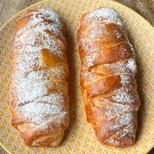 Булочка с вишнёвым повидлом и кусочками фруктов