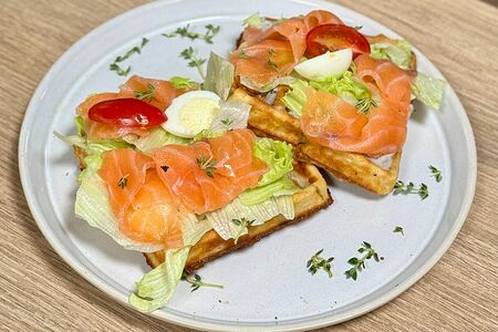 Вафли с лососем и трюфельным соусом 