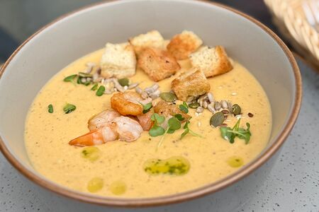 Тыквенный крем суп с креветкой и домашними крутонами с базиликом и зеленым маслом