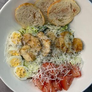 Салат Цезарь с курицей 