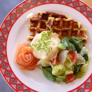 Картофельные вафли с лососем слабой соли, яйцом пашот и салатом