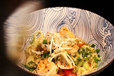 Лапша в бульоне с креветками и кальмаром