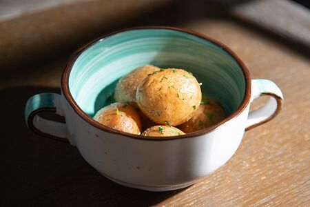 Жареный молодой картофель в мундире 