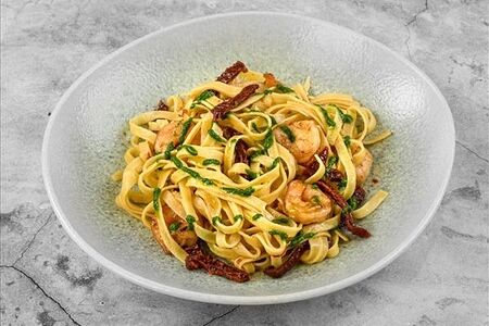 Паста с креветками, вялеными томатами и соусом Песто