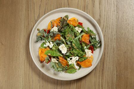 Салат с тыквой страчателлой и хамоном