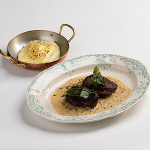 Медальоны из говядины с соусом бефстрогонов