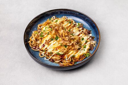 Якисоба с говядиной и омлетом