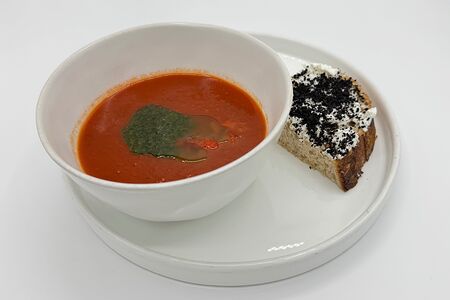 Томатный суп, печёный перец, брынза