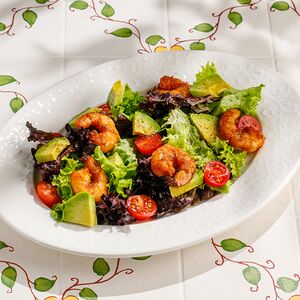 Микс-салат с креветками и авокадо