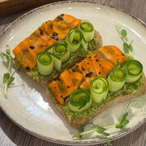 Авокадо-тост с Veg лососем 