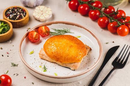 Горбуша, запеченная с овощами под сыром