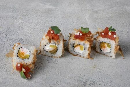 Острый ролл тунец, креветка, апельсин