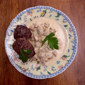Медальоны из говяжьей вырезки с грибным соусом