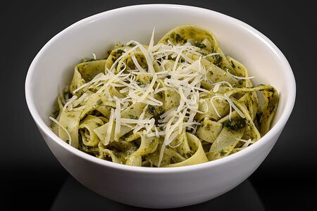 Паста со шпинатом и соусом песто