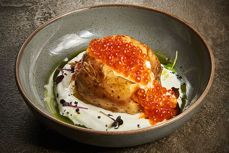 Печеный картофель с красной икрой