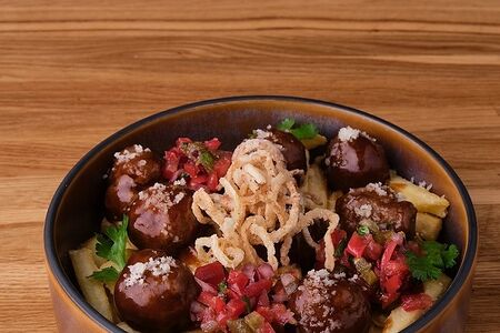 Фри с фрикадельками в соусе демиглас Яс