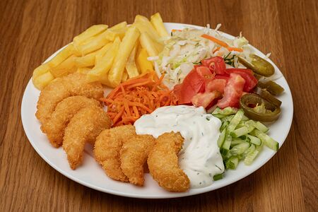 Шаверма с креветками на тарелке