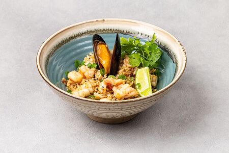 Жареный рис с морепродуктами по-сингапурски