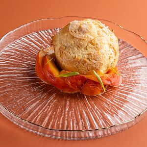 Профитроль, ванильный крем, хурма, эстрагон, амаретто