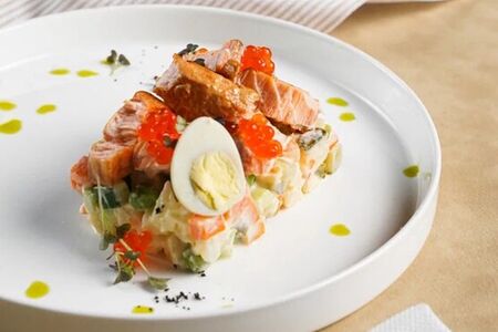 Салат Оливье с копченым лососем