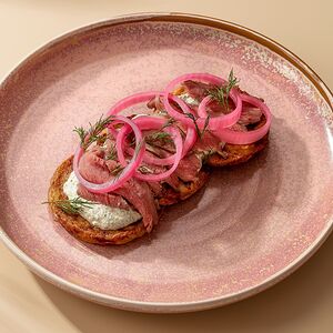 Картофельные драники с ростбифом