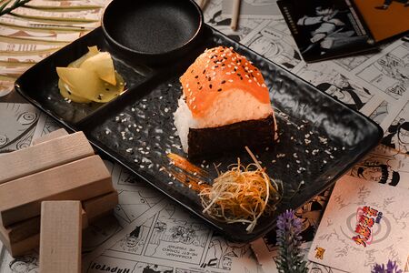 Онигири с лососем